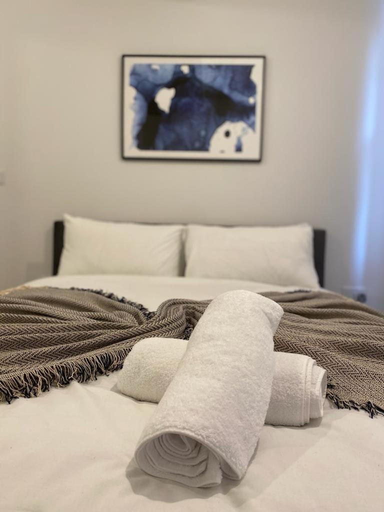 The Grove King Bed Wi-Fi Ev Charger Apartment Cheltenham Luaran gambar